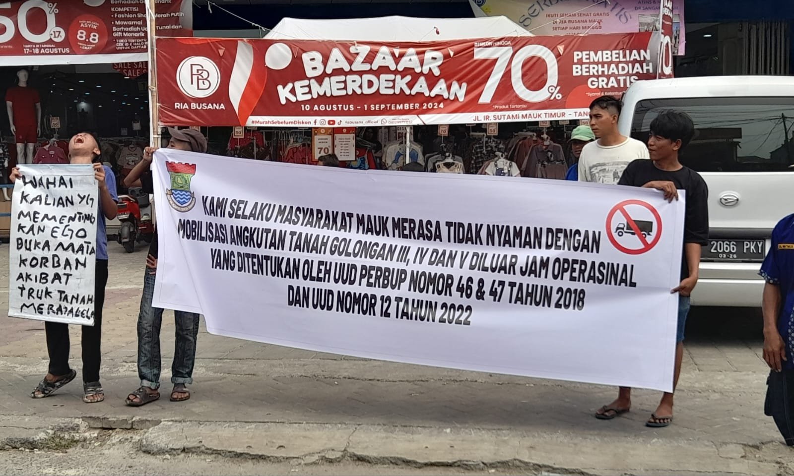 Karang Taruna Mauk Gelar Aksi Tolakan Truk Tanah