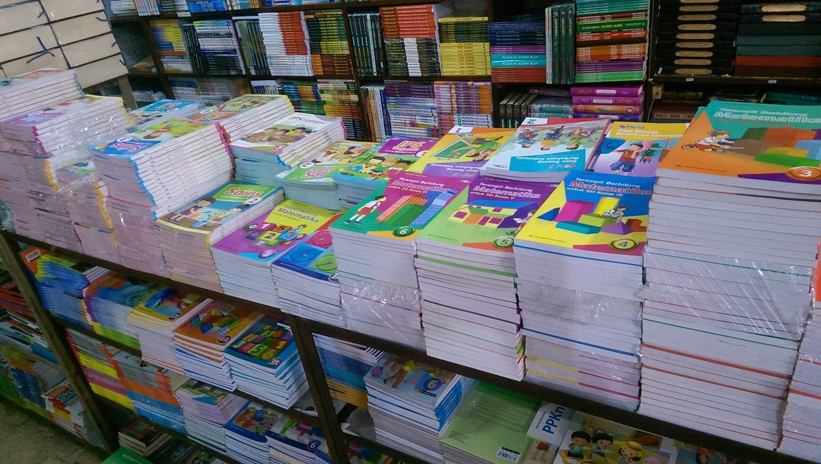 Sekolah Dilarang Jual Buku Bahan Ajar